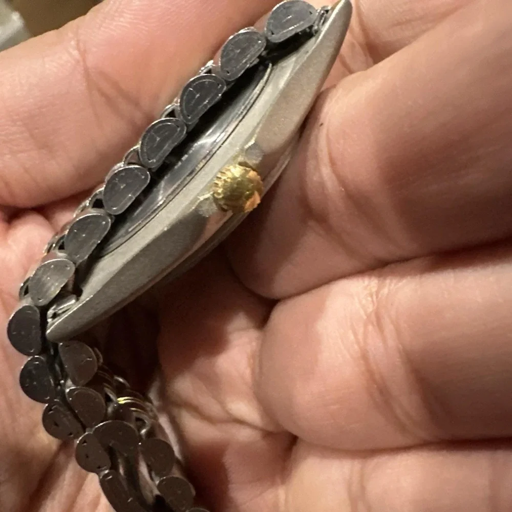 Working Vintage‎ 1980s Guess unisex Watch Two Tone Steel Quartz 42mm Fit 7.5in - Picture 8 of 10